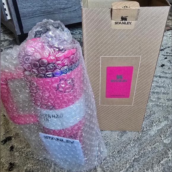 EXCLUSIVE MUST-HAVE Stanley x Hello Kitty 40 oz Quencher H2.0 Tumbler - Picture 2 of 12